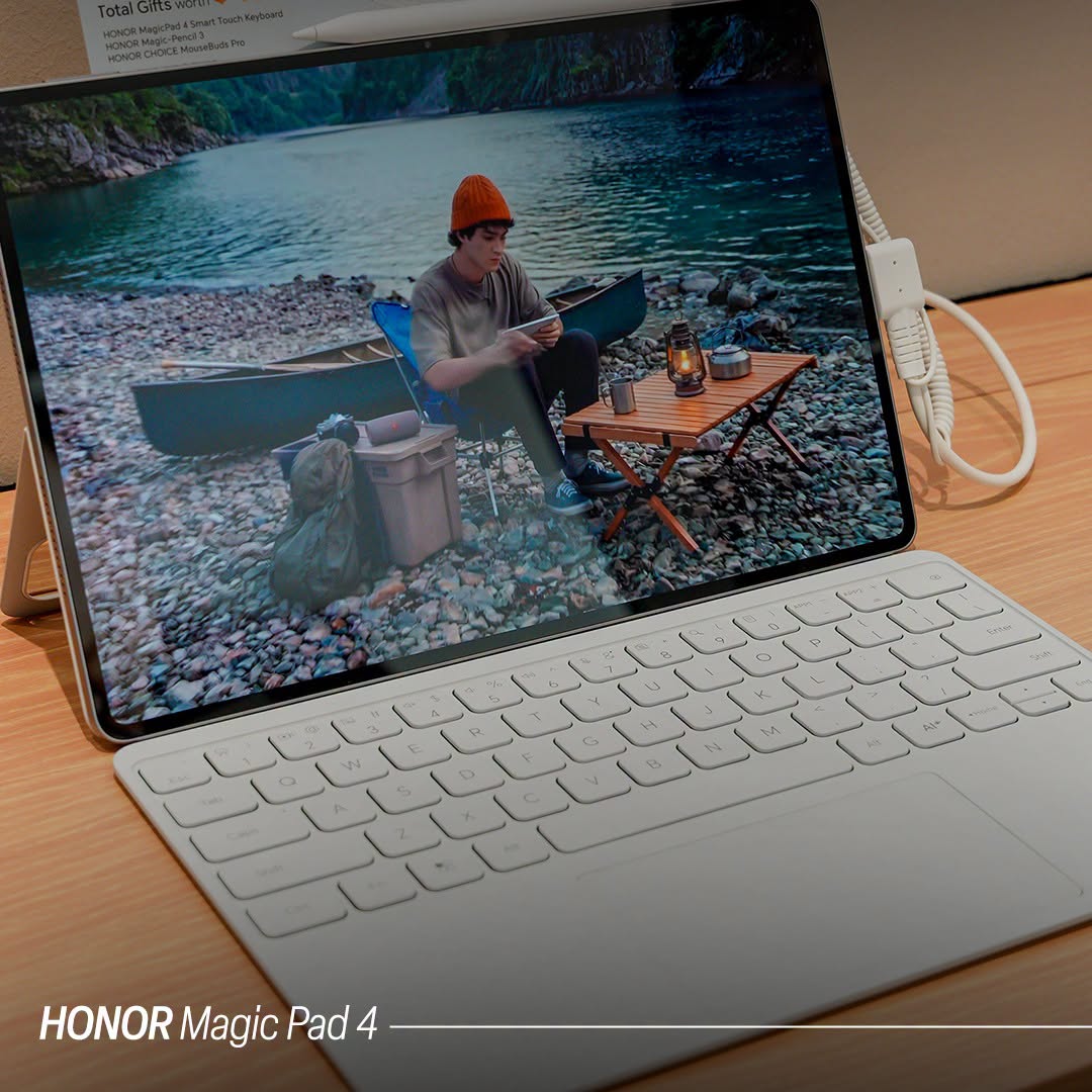 HONOR MagicPad 4 tablet with Smart Keyboard