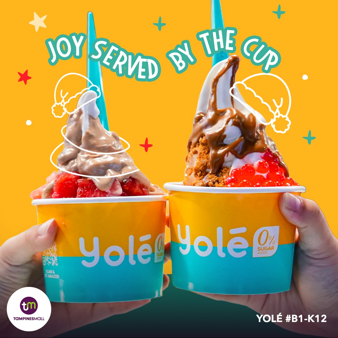 A customizable zero-sugar frozen yogurt from Yolé Singapore, topped with fresh fruits and sauces.